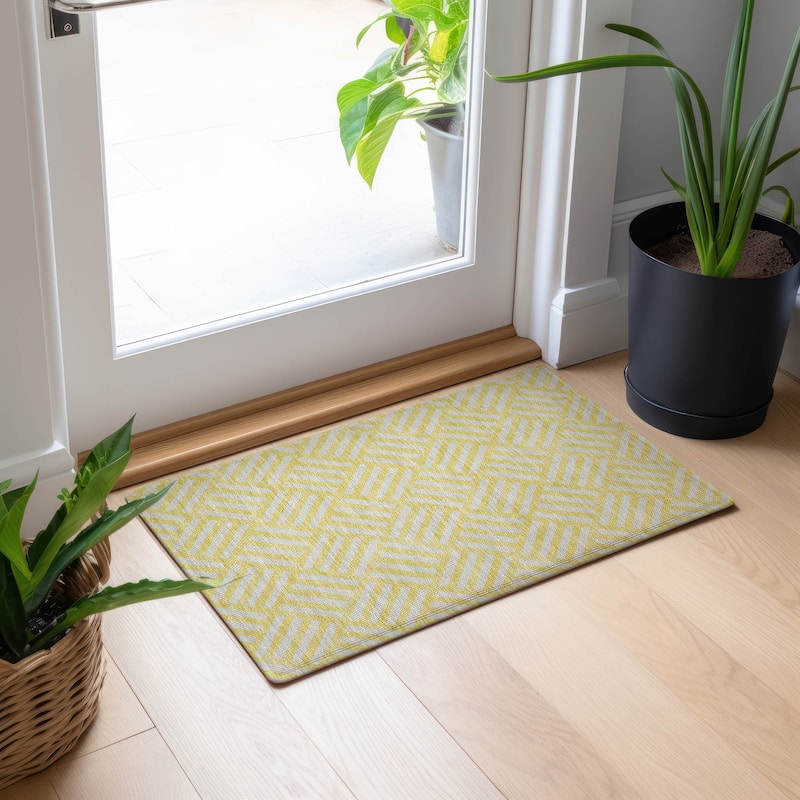 Machine Washable Indoor/ Outdoor Chantille Geo Contemporary Rug - Yellow - 1'8" x 2'6"