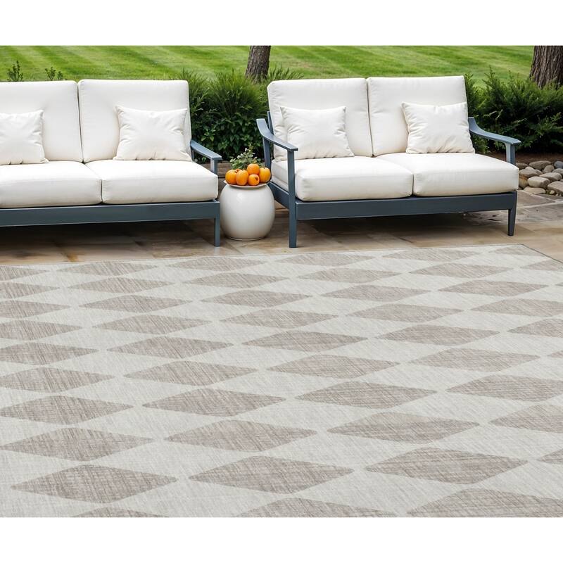 HomeRoots Geometric Transitional Rectangle Outdoor Rug - 8' X 10'