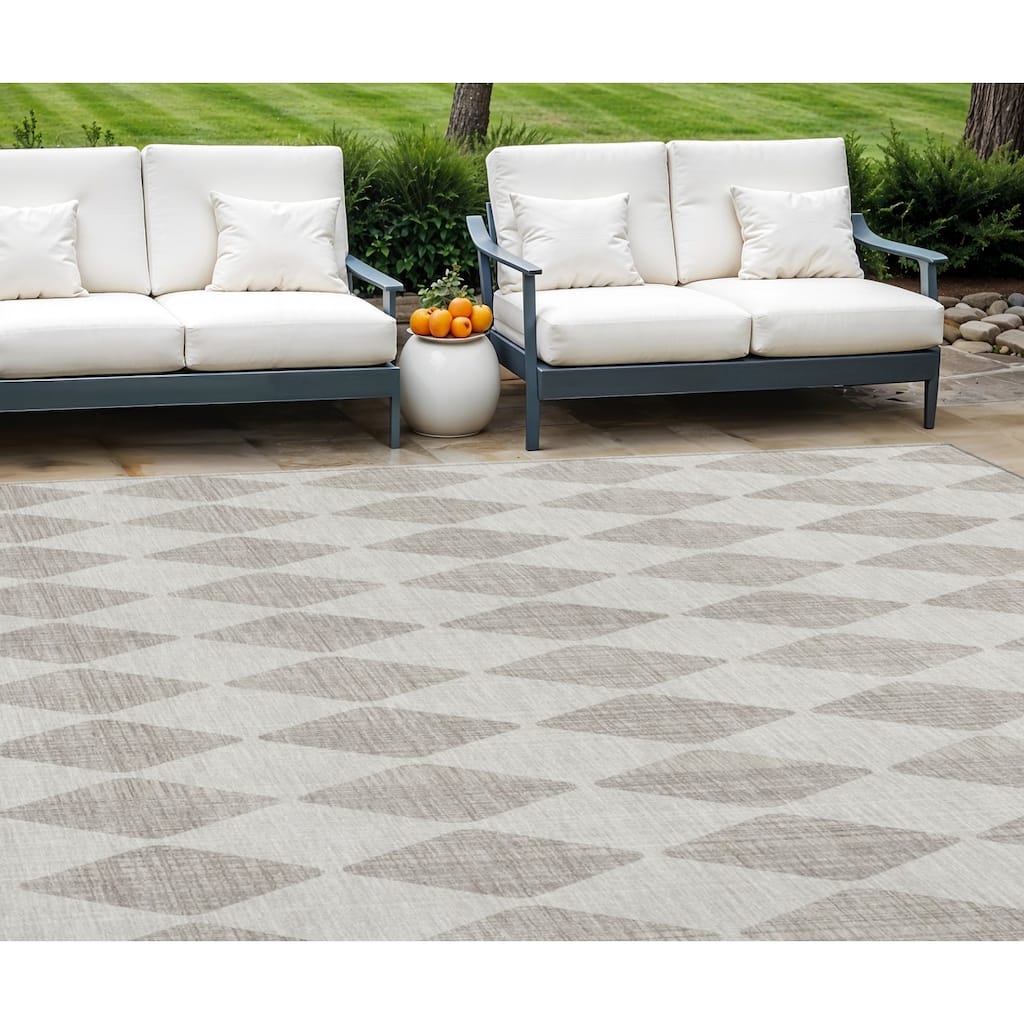 HomeRoots Geometric Transitional Rectangle Outdoor Rug