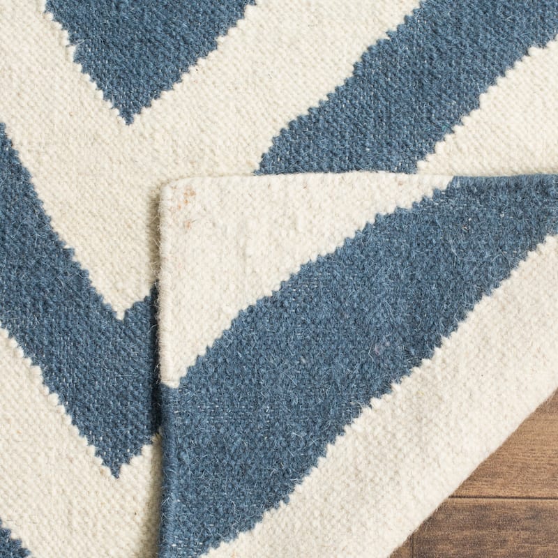 SAFAVIEH Hand-woven Moroccan Reversible Richelle Dhurrie Chevron Reversible Dhurrie Blue