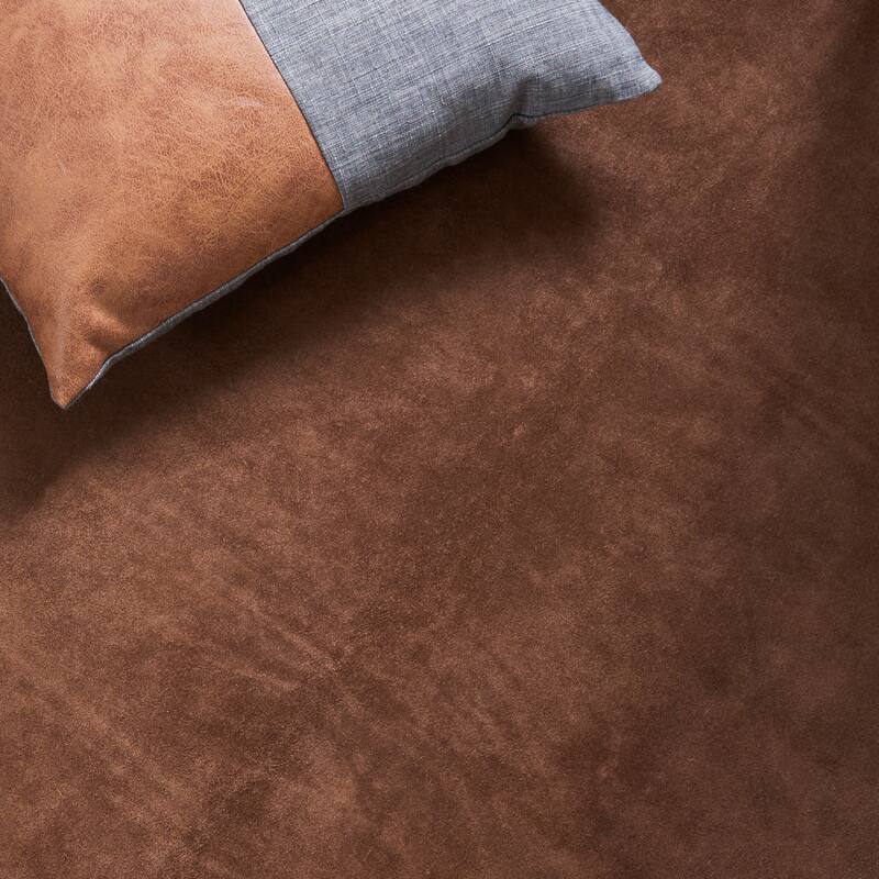 SAFAVIEH Handmade Cow Hide Radomila Cabin & Lodge Rug - 5' x 7' - Light Brown
