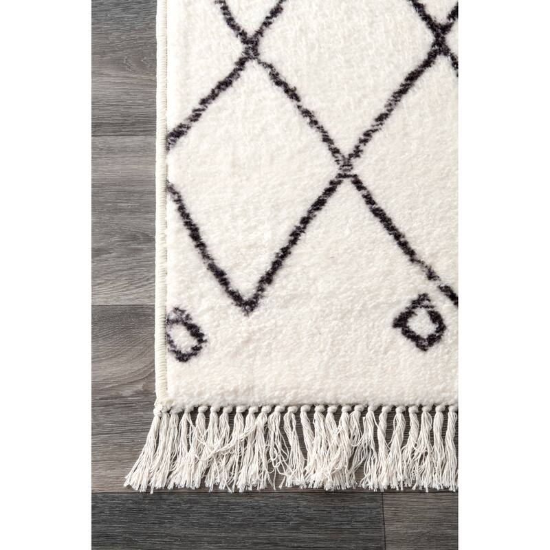 Nuloom Ivory Contemporary Cabin Diamond Moroccan Tassel Area Rug