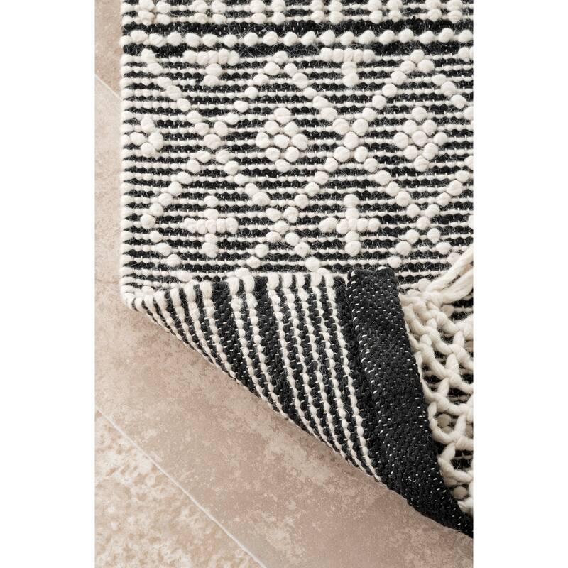 Nuloom Cisneros Modern Solid Textured Wool/Cotton Blend Handmade Area Rug with Tassels