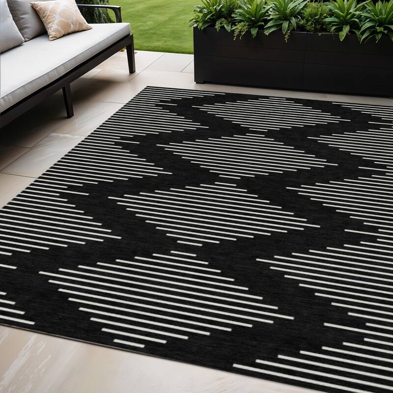 HomeRoots Geometric Transitional Rectangle Outdoor Rug - 5' X 8'