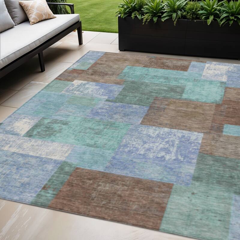HomeRoots Geometric Traditional Rectangle Outdoor Rug - 5' X 8'