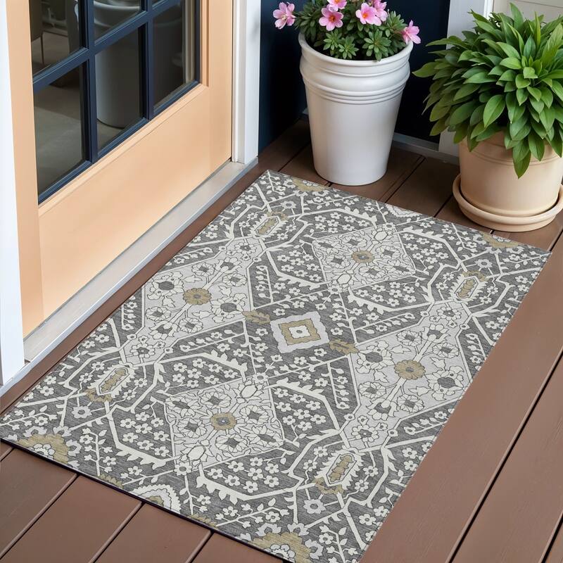 HomeRoots Floral Transitional Rectangle Outdoor Rug - 3' x 5'