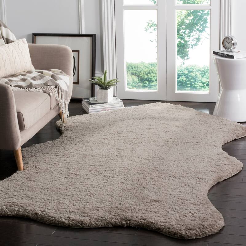 SAFAVIEH Handmade Sheep Shag Heilke Solid Rug - 4' x 6' - Silver