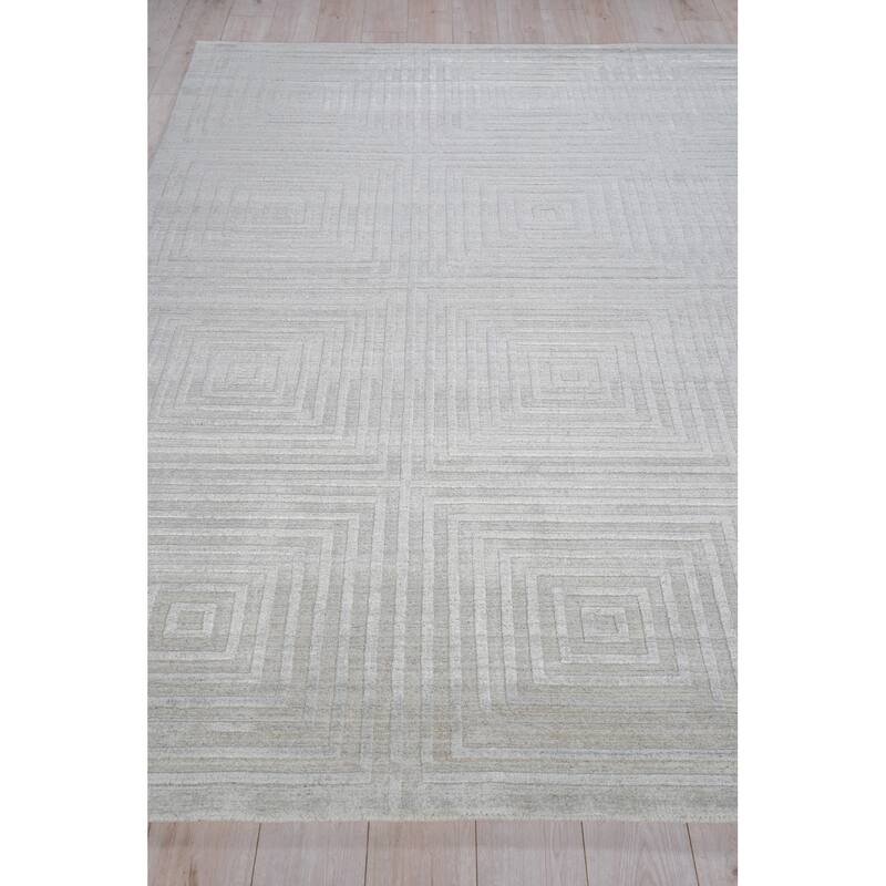 Exquisite Rugs Castelli Handmade Handloomed Bamboo Silk/New Zealand Wool Light Silver Area Rug.