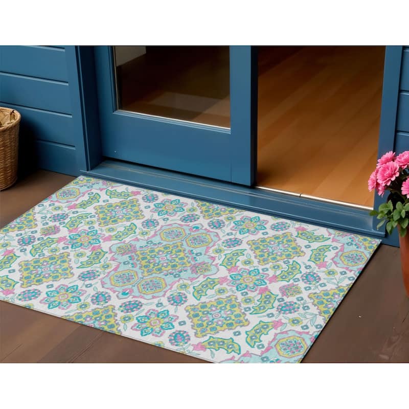 HomeRoots Medallion Traditional Rectangle Outdoor Rug - 3' x 5'