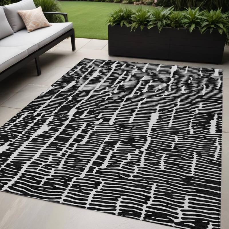 HomeRoots Abstract Transitional Rectangle Outdoor Rug - 5' X 8'