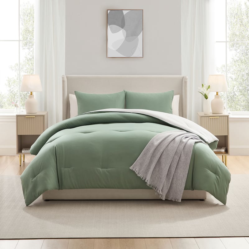 Empyrean Modern Reversible Comforter - Sage green / white - Queen