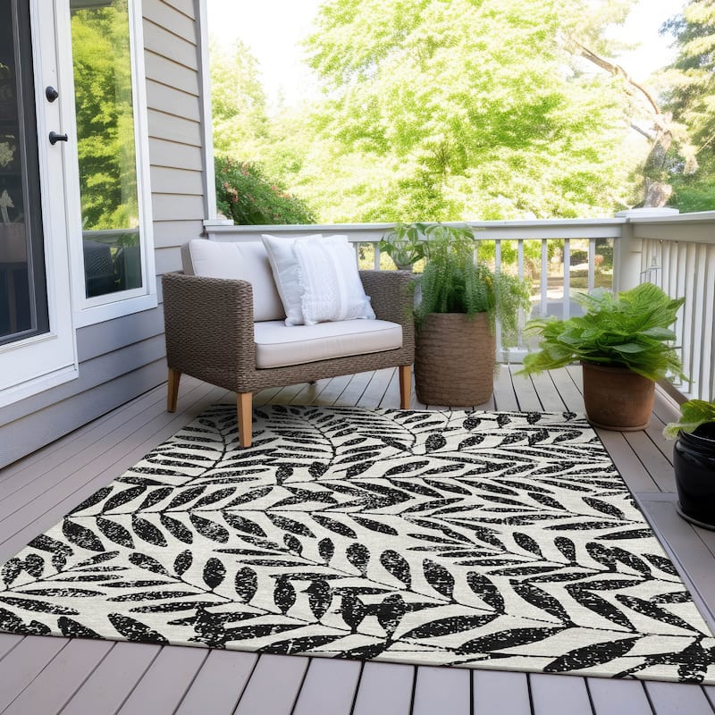 Machine Washable Indoor/ Outdoor Chantille Palm Rug - Black - 5' x 7'6"