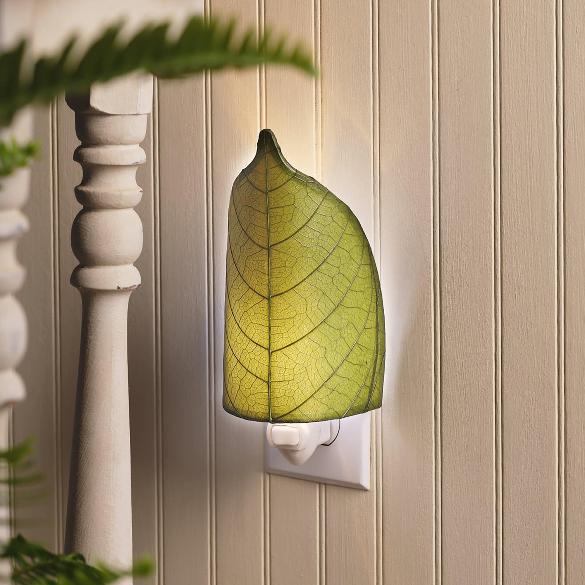 Eangee Handmade Leaf Nightlight, Cocoa Leaves Shade, 4 x 3 x 8 in. - 4 x 3 x 8