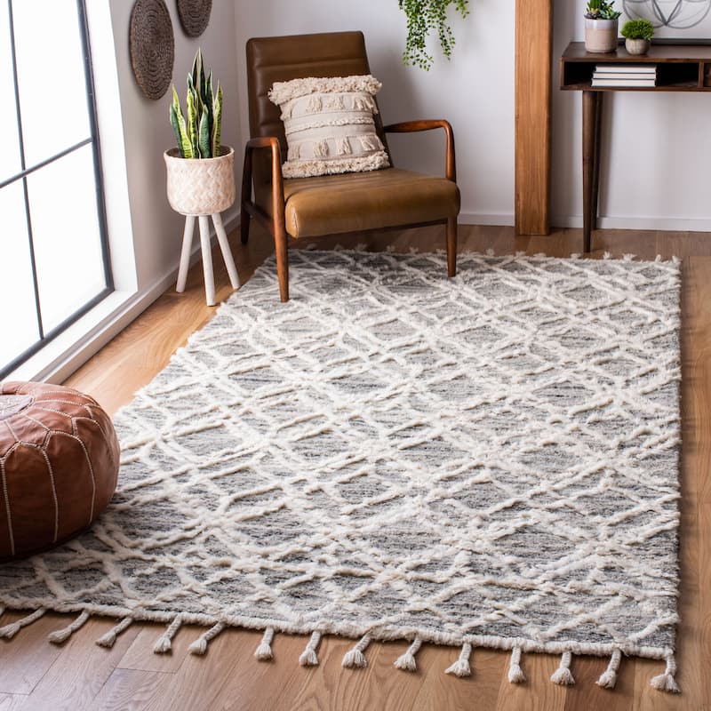 SAFAVIEH Handmade Casablanca Shag Dalija Tribal Wool Rug - 4' x 6' - Grey/Ivory
