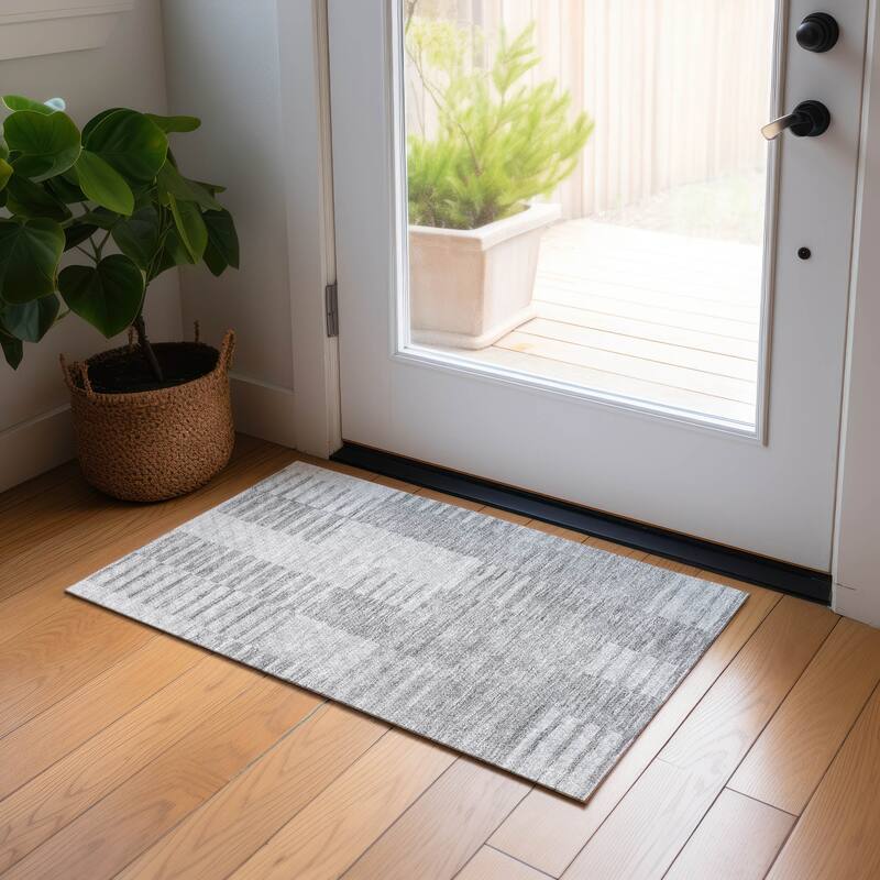 Machine Washable Indoor/ Outdoor Chantille Contemporary Geometric Rug - Silver - 1'8" x 2'6"