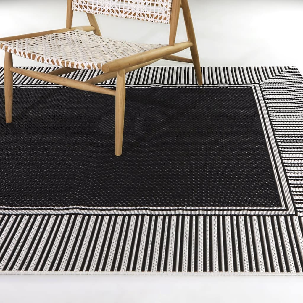 Frans Solid Border Indoor/Outdoor Area Rug