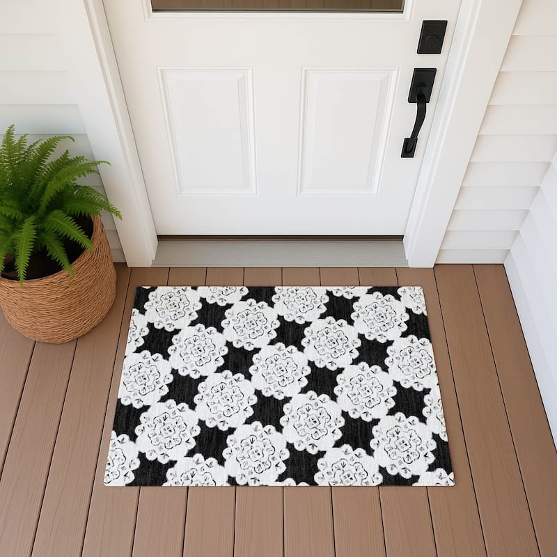 Machine Washable Indoor/ Outdoor Global Motif Chantille Rug - Black - 1'8" x 2'6"