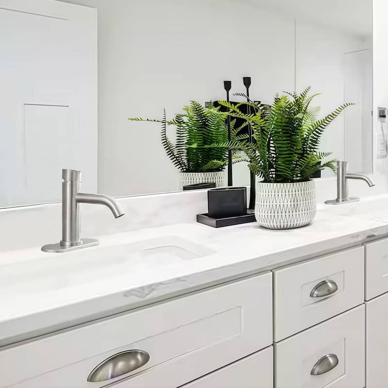 Single Hole Single-Handle Bathroom Faucet with Deck Plate