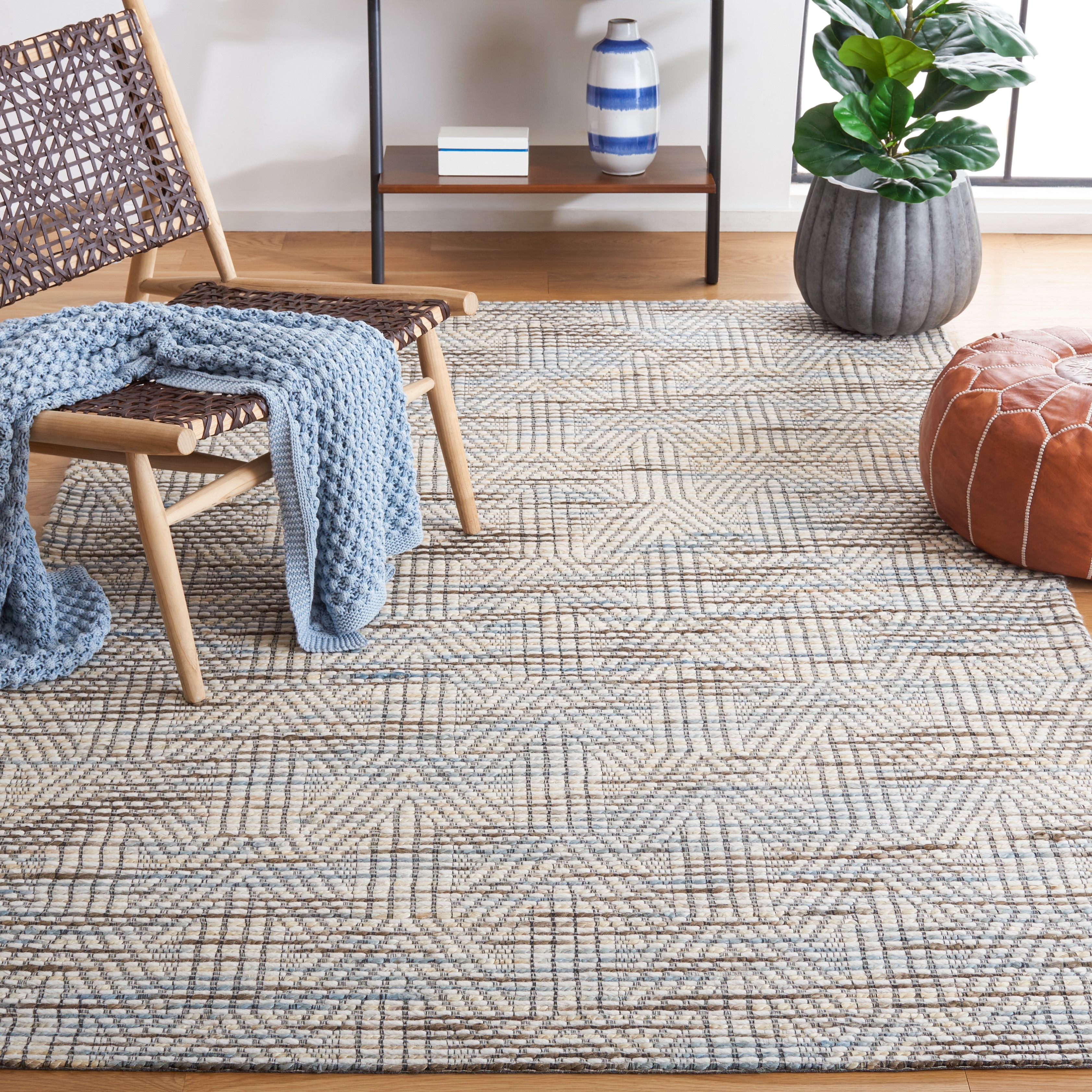 SAFAVIEH Handmade Marbella Mehriban Modern Wool Rug