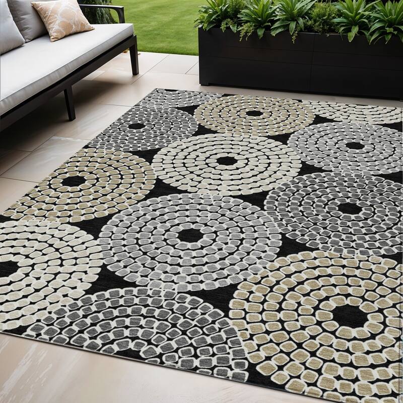HomeRoots Geometric Transitional Rectangle Outdoor Rug - 5' X 8'