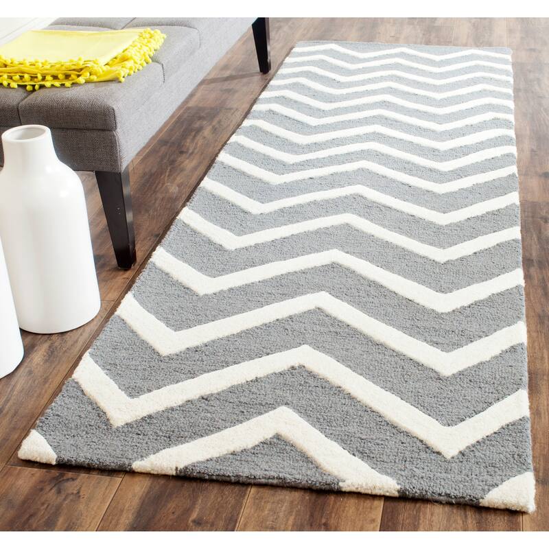 SAFAVIEH Handmade Cambridge Terttu Chevron Wool Rug - 2'6" x 8' Runner - Dark Grey/Ivory