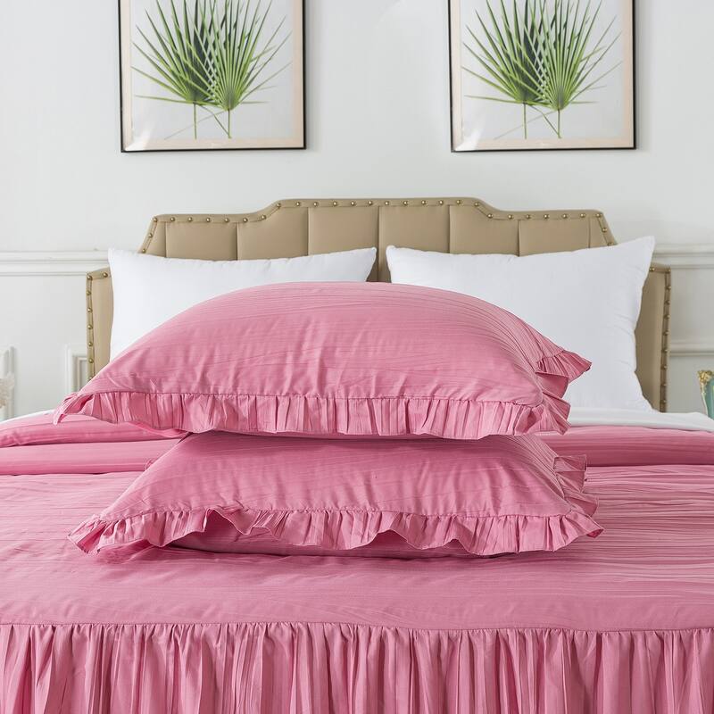 Pleated Ruffle Skirt Bedspread with a Rug