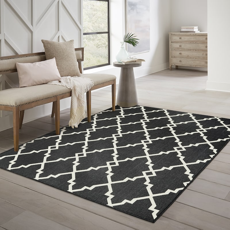 Vista Home Malta Lattice Black/ Off-White Indoor Outdoor Area Rug.