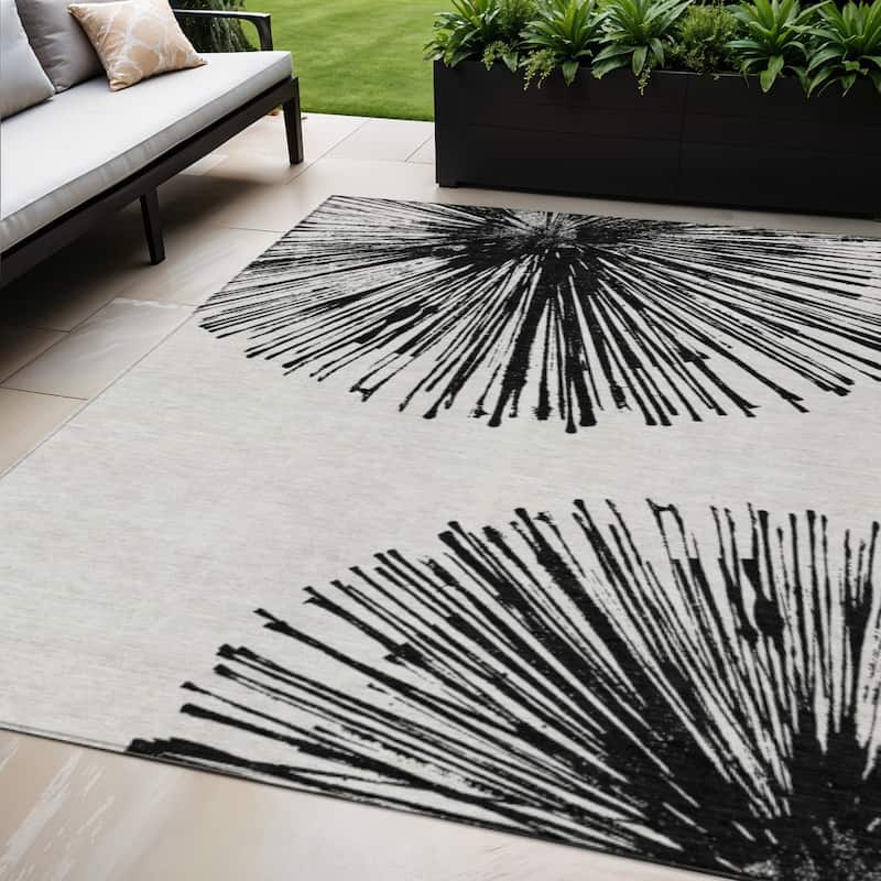 HomeRoots Abstract Transitional Rectangle Outdoor Rug - 5' X 8'