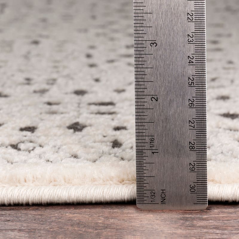 Katenka Grey Traditional Accent Rug - 2' x 3'