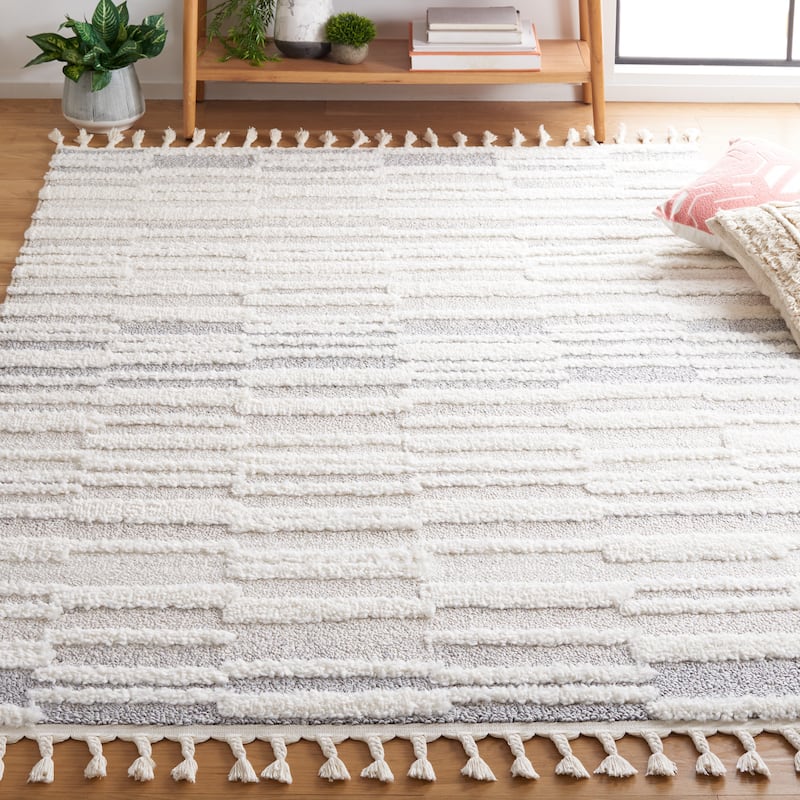 SAFAVIEH Moroccan Tassel Shag Eftimia 2-inch Thick Rug - 4' x 6' - Beige/Ivory