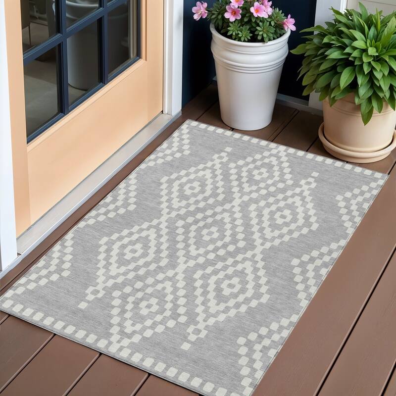 HomeRoots Geometric Transitional Rectangle Outdoor Rug - 3' x 5'