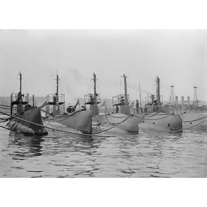 Us Submarines Participating In A Naval Review In New York City 1911 L To R Salem History