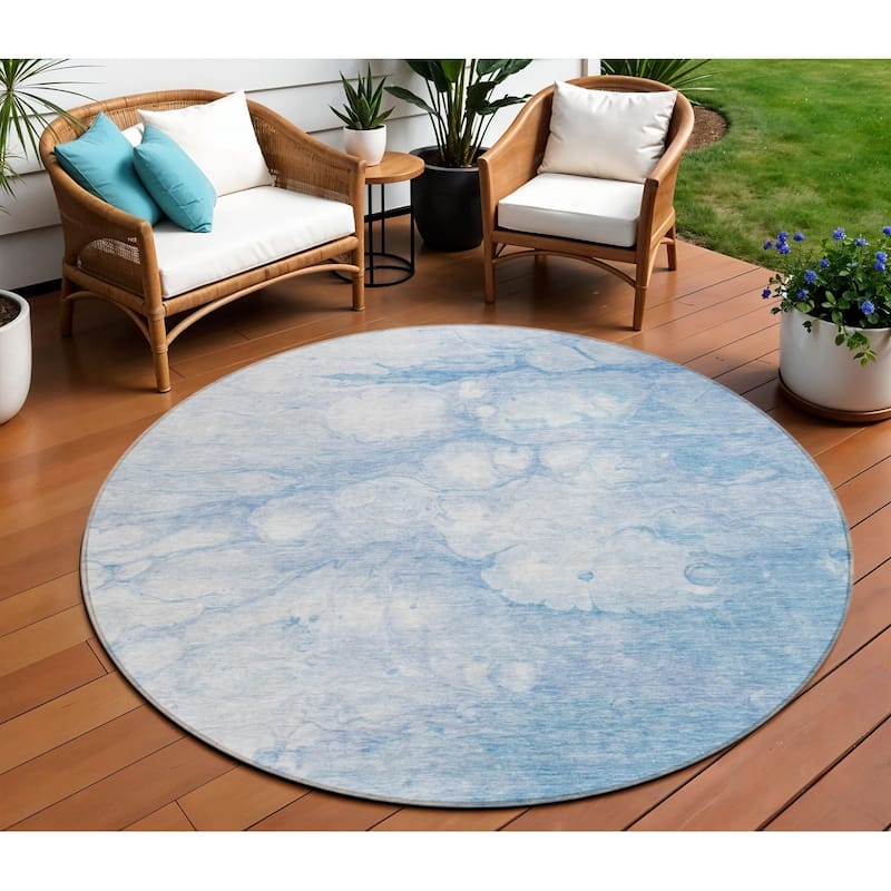 HomeRoots Abstract Transitional Rectangle Outdoor Rug - 8' Round