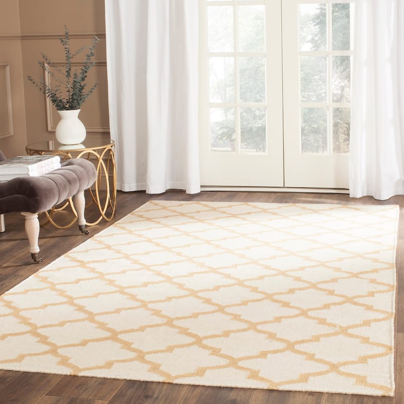 SAFAVIEH Handmade Flatweave Dhurries Serafina Modern Wool Rug - 5' x 8' - Ivory/Gold