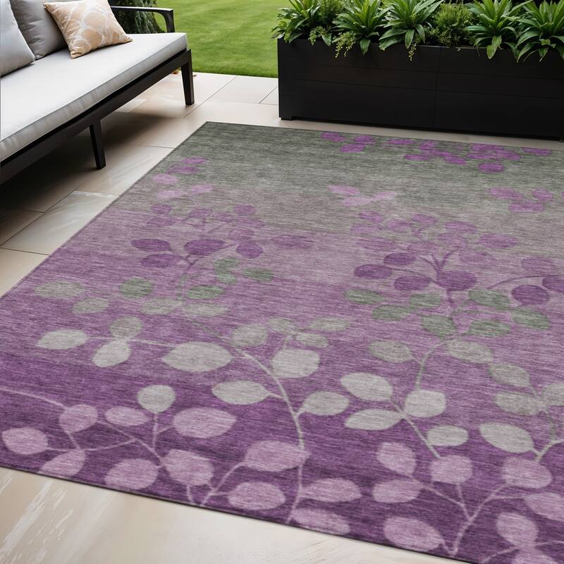 HomeRoots Floral Transitional Rectangle Outdoor Rug - 5' X 8'