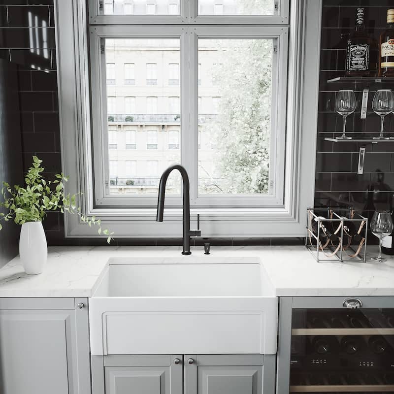 VIGO Greenwich 18" H Single Handle Pull-Down Sprayer Kitchen Faucet