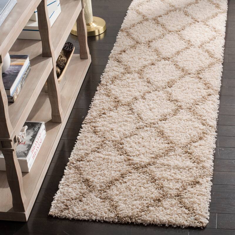 SAFAVIEH Dallas Shag Hacer Trellis 1.5-inch Thick Rug - 2' 3" x 10' - Ivory/Beige - Runner