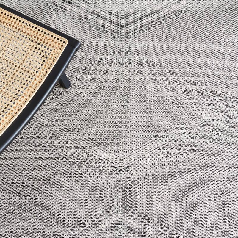SAFAVIEH Augustine Mualla Boho Diamond Fringe Rug
