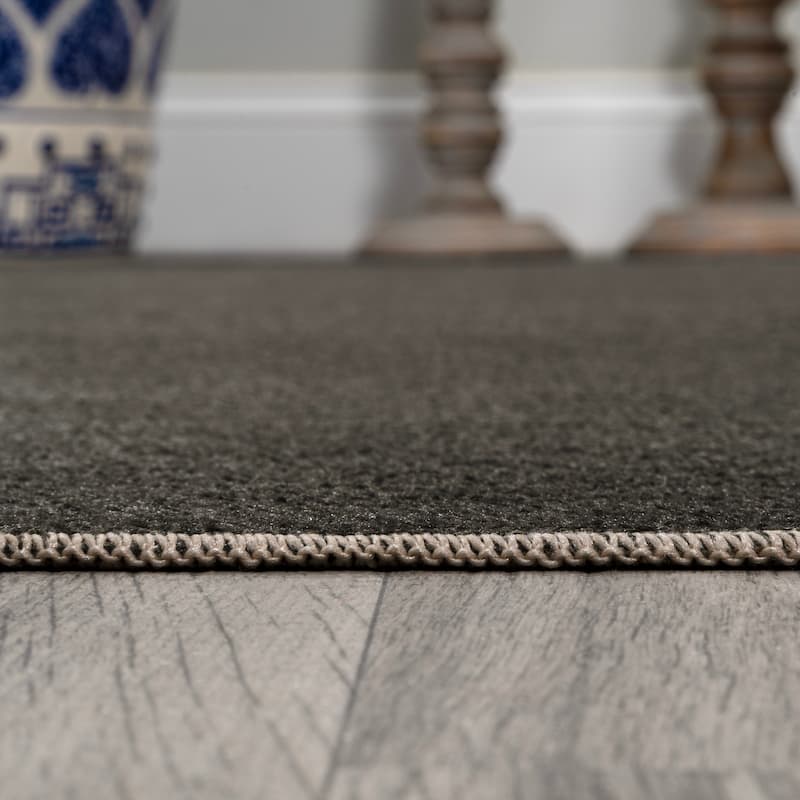 JONATHAN Y Fawning Classic Solid Low-Pile Machine-Washable Terra Area Rug