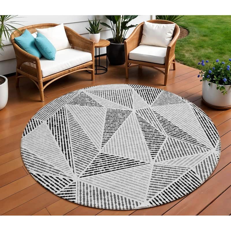 HomeRoots Geometric Transitional Rectangle Outdoor Rug - 8' Round