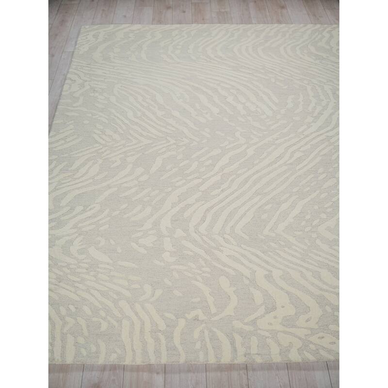 Entro Handmade New Zealand Wool Silver/Ivory Area Rug.