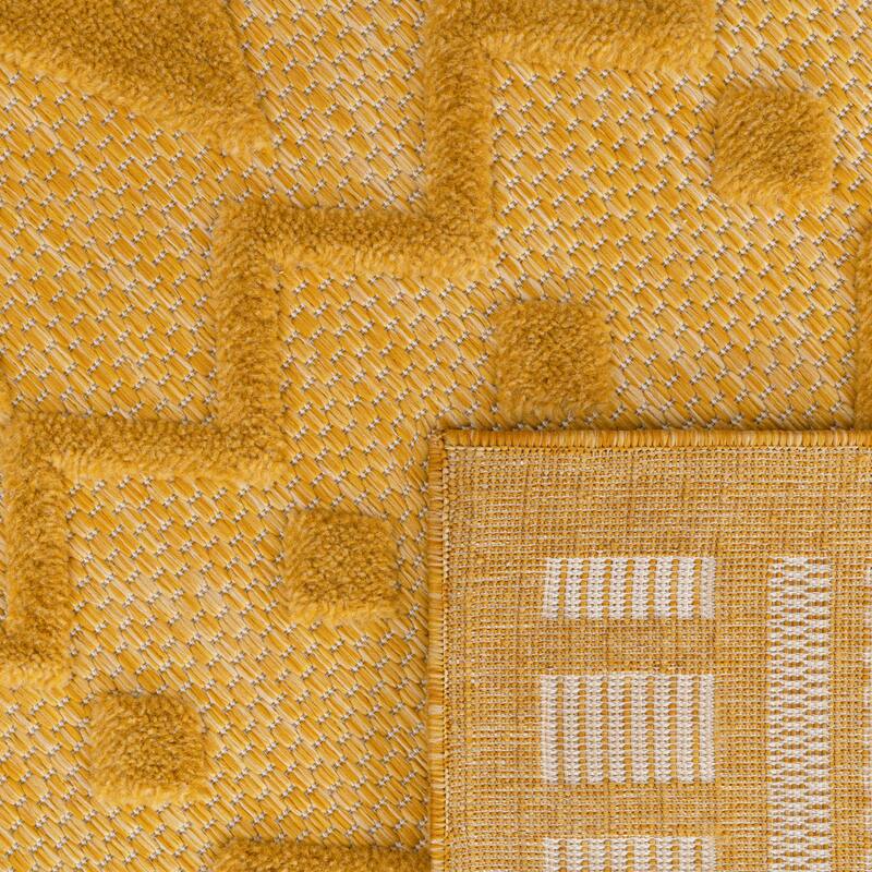 Indoor & Outdoor Rug With Geometric Trellis High-Low Pattern