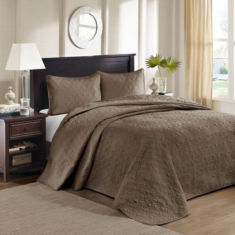 Madison Park Mansfield Reversible Oversized 3-piece Solid Texture Bedspread Quilt Set with Matching Shams