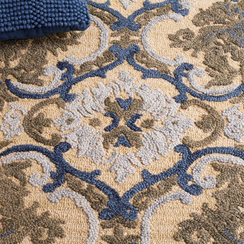 SAFAVIEH Handmade Blossom Porzia Floral Wool Rug