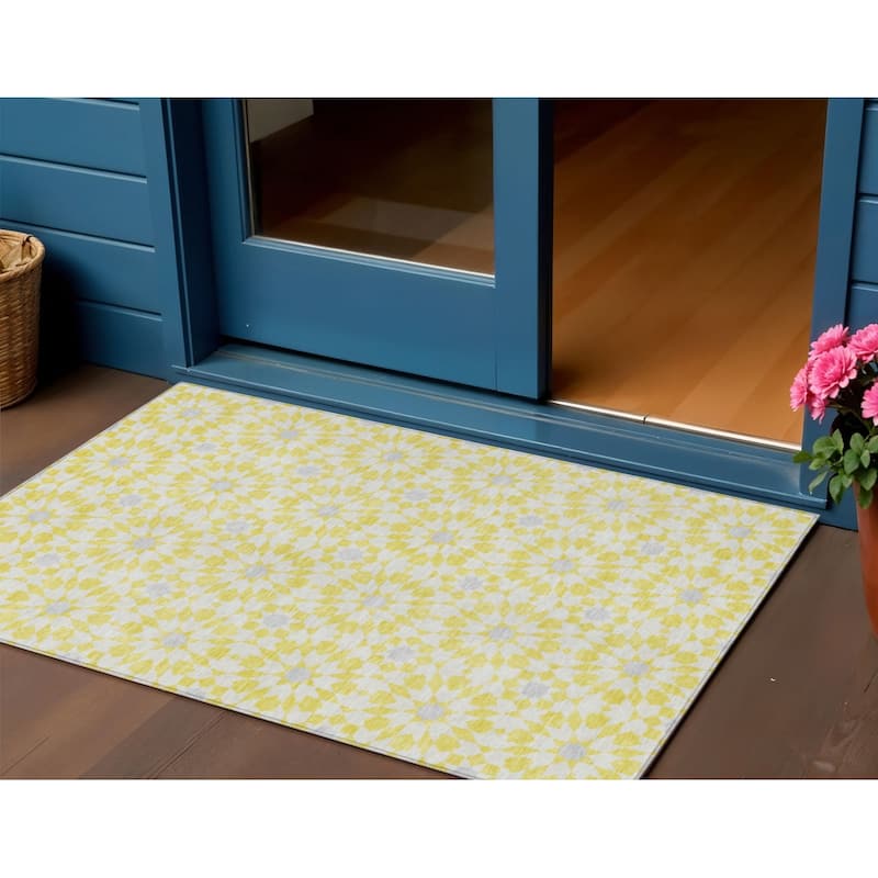 HomeRoots Floral Medallion Transitional Rectangle Outdoor Rug - 3' x 5'