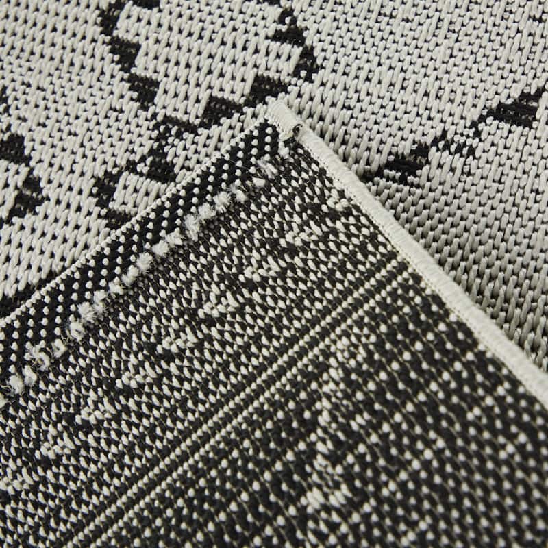 Mattei Diamond Trellis Indoor/Outdoor Area Rug
