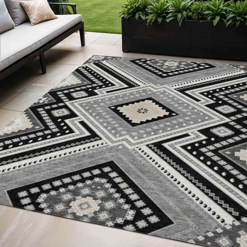 HomeRoots Tribal Transitional Rectangle Outdoor Rug - 5' X 8'