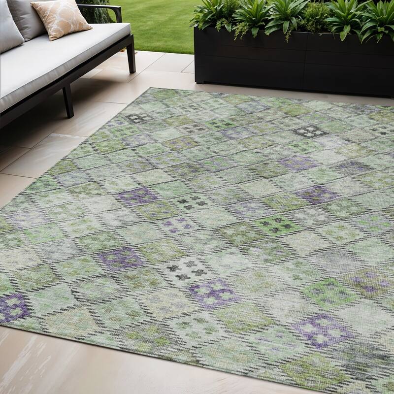 HomeRoots Geometric Transitional Rectangle Outdoor Rug - 5' X 8'