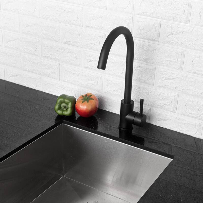Single-Handle Kitchen Faucet in Matte Black