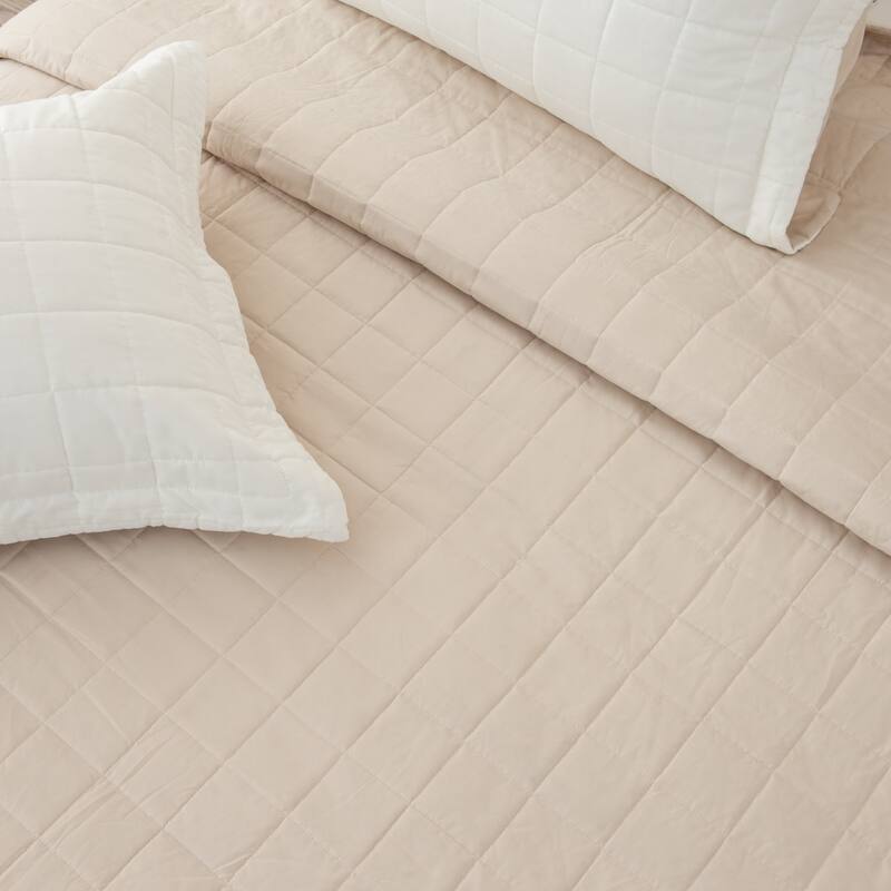 Luxurious Two-Tone Microfiber Quilt Set With Shams